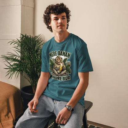 Abe t-shirt med teksten Mere banan, mindre bur i farven petroleumsblå, båret af en ung mand