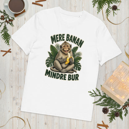 Abe t-shirt med teksten Mere banan, mindre bur i farven hvid, lagt på et lyst træbord