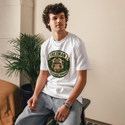 Freeman The Miracle Monkey t-shirt med abe i grønt badge i farven hvid, båret af en ung mand