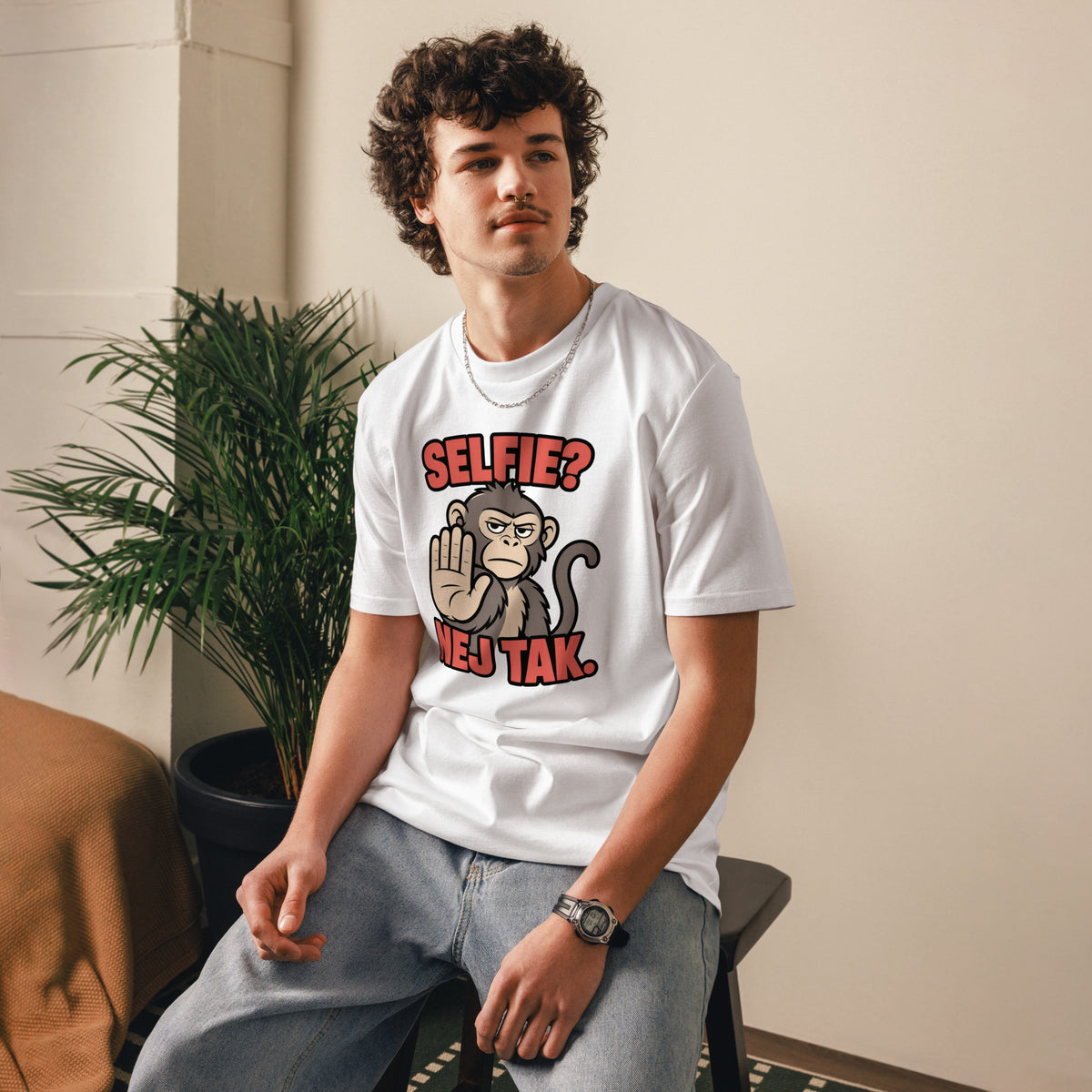 Sjov abe t-shirt med teksten Selfie? Nej tak. i farven hvid, båret af en ung mand