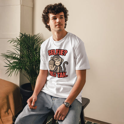 Sjov abe t-shirt med teksten Selfie? Nej tak. i farven hvid, båret af en ung mand