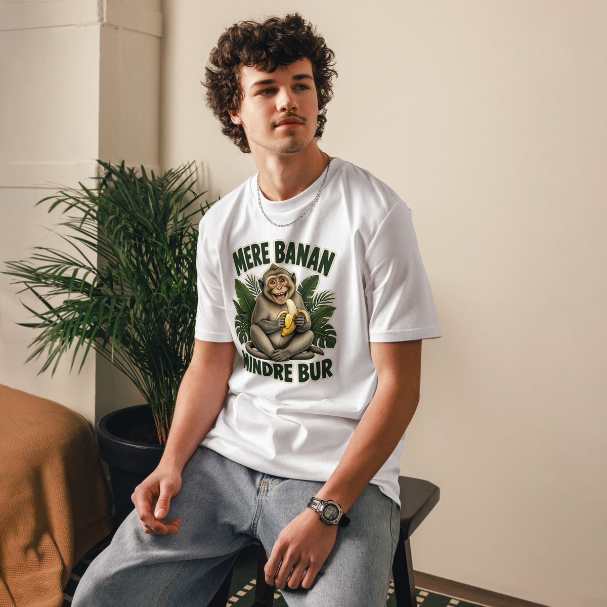 Abe t-shirt med teksten Mere banan, mindre bur i farven hvid, båret af en ung mand