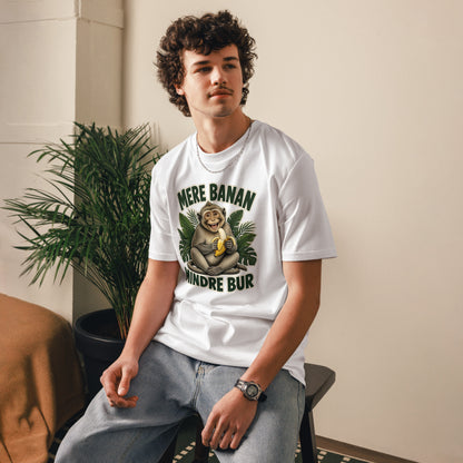 Abe t-shirt med teksten Mere banan, mindre bur i farven hvid, båret af en ung mand