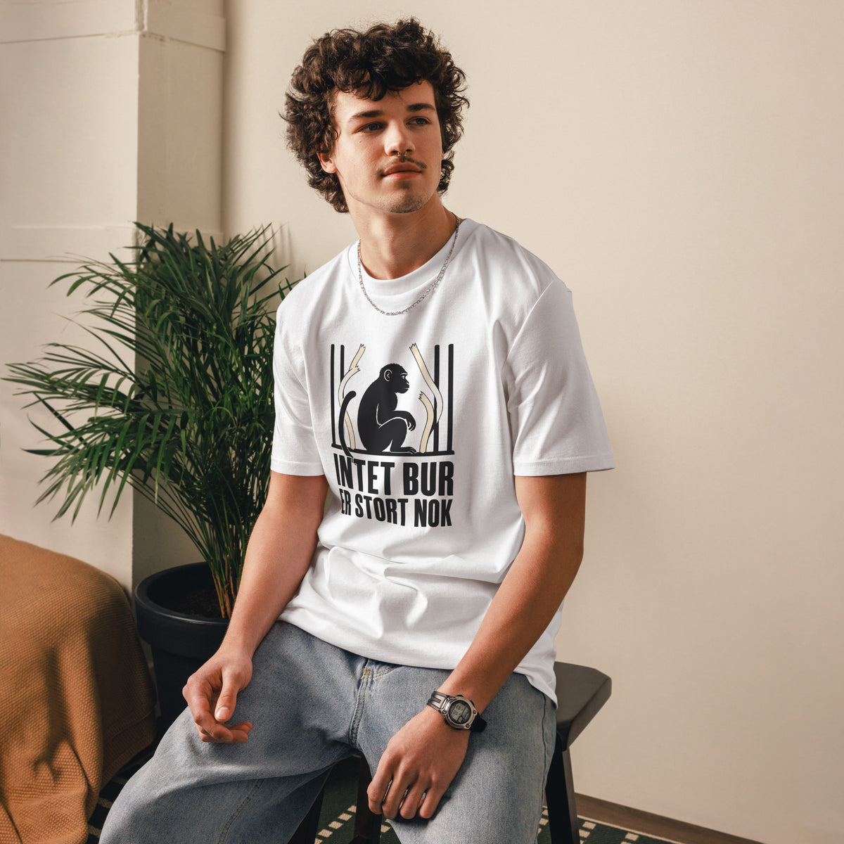 T-shirt med teksten Intet bur er stort nok i farven hvid, båret af en ung mand