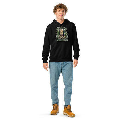 Hættetrøje med teksten Mere banan, mindre bur og en glad abe med en banan i farven sort, båret af en ung mand