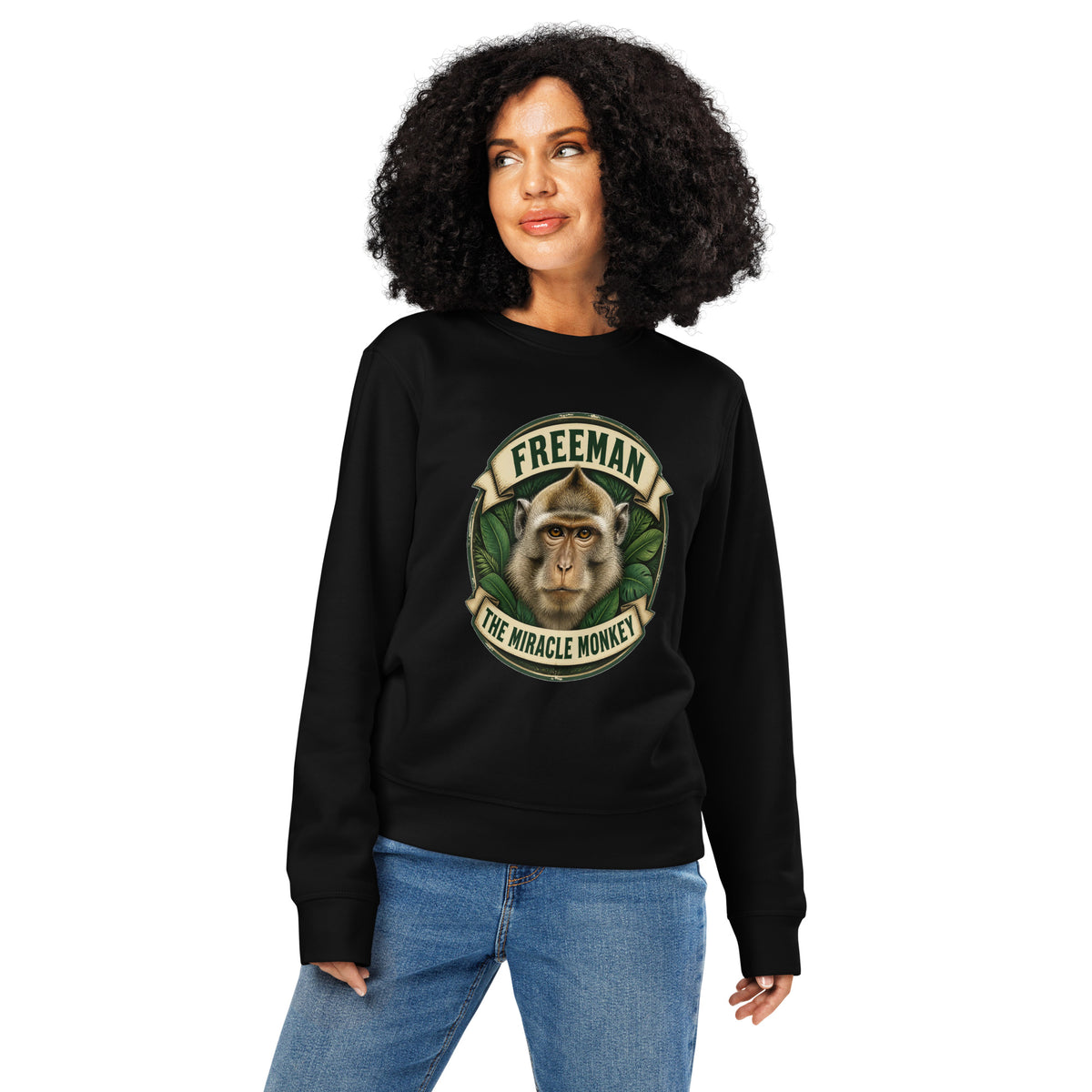Sweatshirt med Freeman The Miracle Monkey badge med en abe i grønt i farven sort, båret af en ung kvinde
