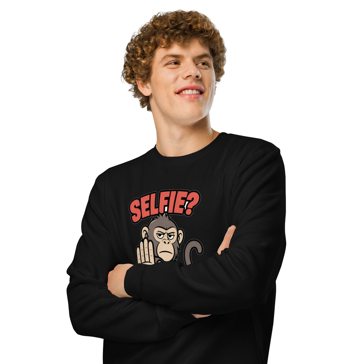 Sweatshirt med teksten Selfie? Nej tak og en abe der holder hånden op i farven sort, båret af en ung mand
