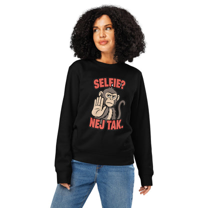 Sweatshirt med teksten Selfie? Nej tak og en abe der holder hånden op i farven sort, båret af en ung kvinde