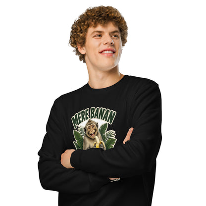 Sweatshirt med teksten Mere banan, mindre bur og en glad abe med en banan i farven sort, båret af en ung mand