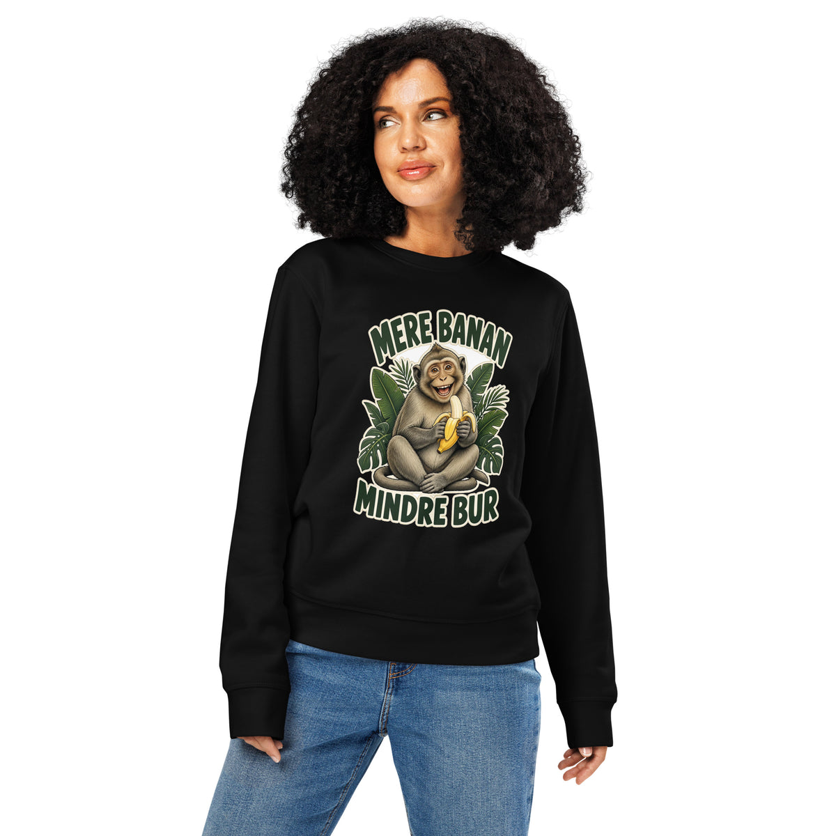 Sweatshirt med teksten Mere banan, mindre bur og en glad abe med en banan i farven sort, båret af en ung kvinde
