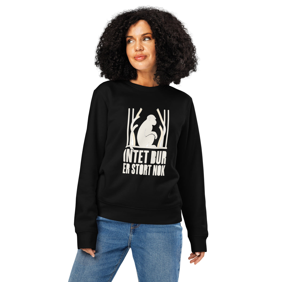 Sweatshirt med teksten Intet bur er stort nok og en abe bag tremmer i farven sort, båret af en ung kvinde