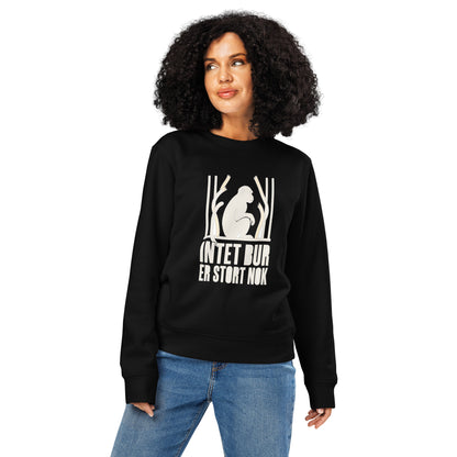 Sweatshirt med teksten Intet bur er stort nok og en abe bag tremmer i farven sort, båret af en ung kvinde