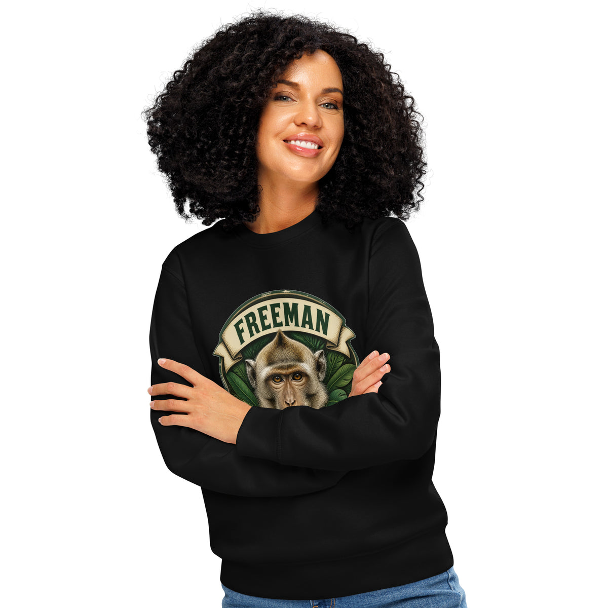 Sweatshirt med Freeman The Miracle Monkey badge med en abe i grønt i farven sort, båret af en ung kvinde