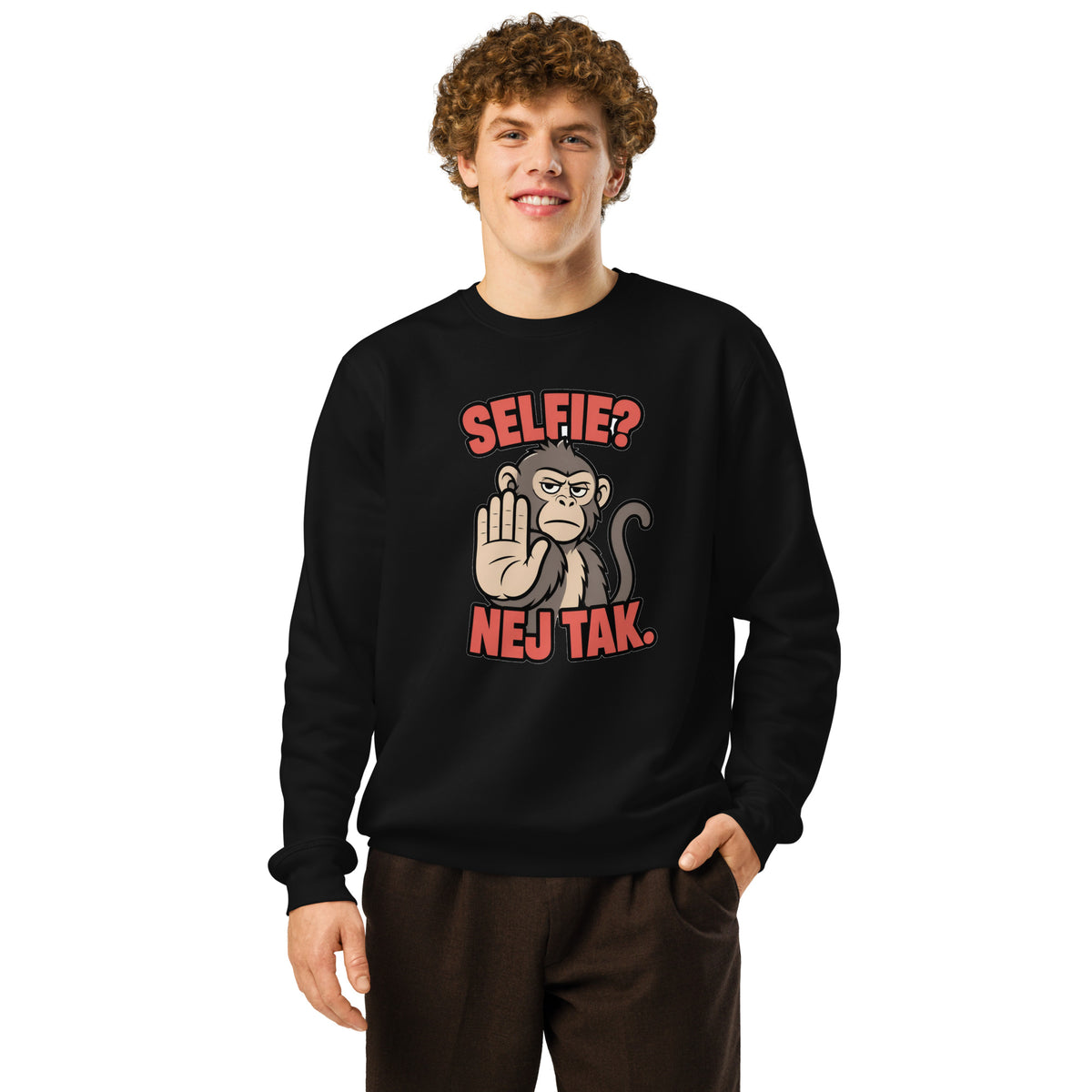 Sweatshirt med teksten Selfie? Nej tak og en abe der holder hånden op i farven sort, båret af en ung mand