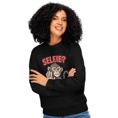 Sweatshirt med teksten Selfie? Nej tak og en abe der holder hånden op i farven sort, båret af en ung kvinde