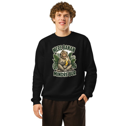 Sweatshirt med teksten Mere banan, mindre bur og en glad abe med en banan i farven sort, båret af en ung mand