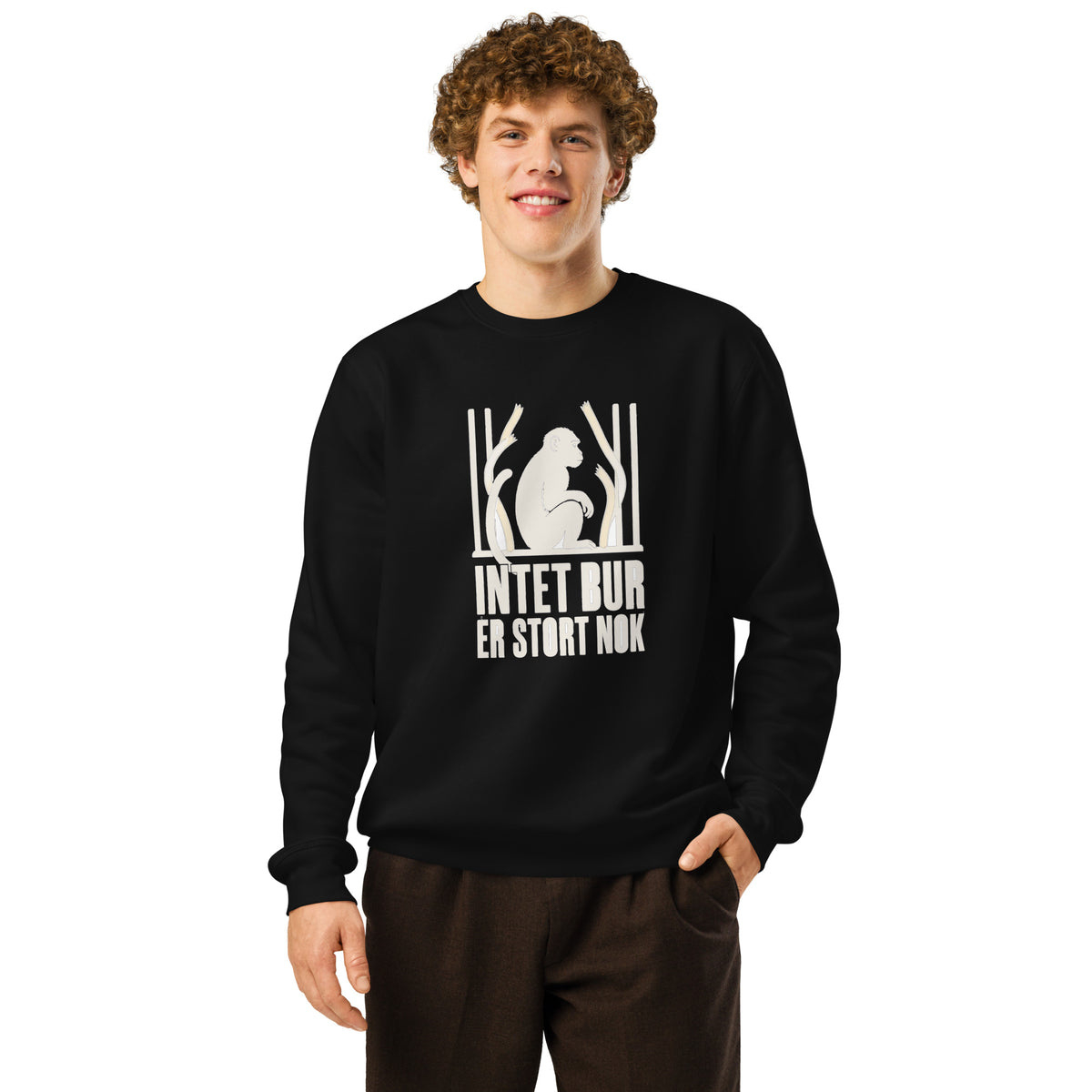 Sweatshirt med teksten Intet bur er stort nok og en abe bag tremmer i farven sort, båret af en ung mand
