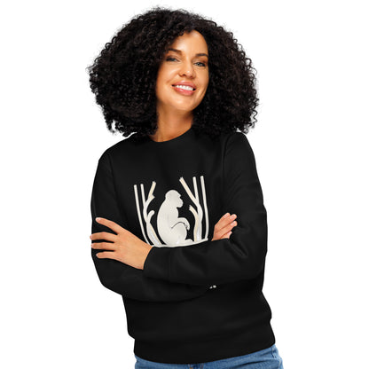 Sweatshirt med teksten Intet bur er stort nok og en abe bag tremmer i farven sort, båret af en ung kvinde