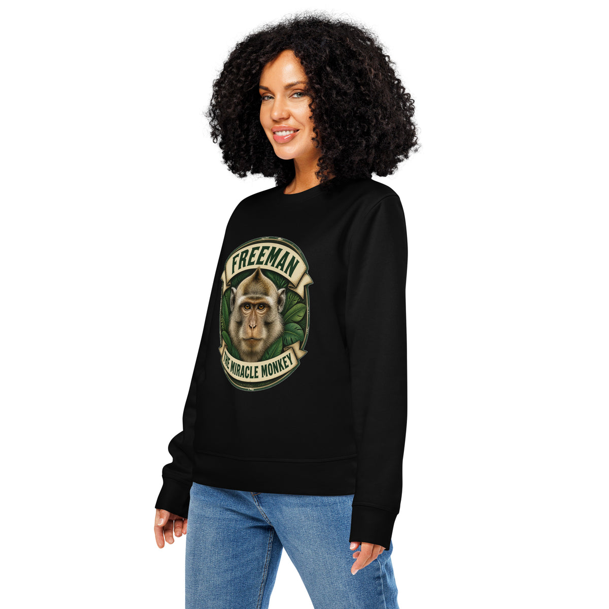 Sweatshirt med Freeman The Miracle Monkey badge med en abe i grønt i farven sort, båret af en ung kvinde, set skråt