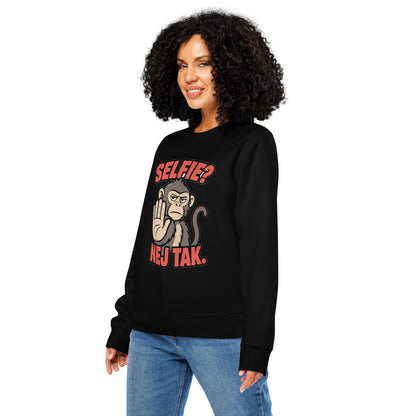 Sweatshirt med teksten Selfie? Nej tak og en abe der holder hånden op i farven sort, båret af en ung kvinde, set skråt