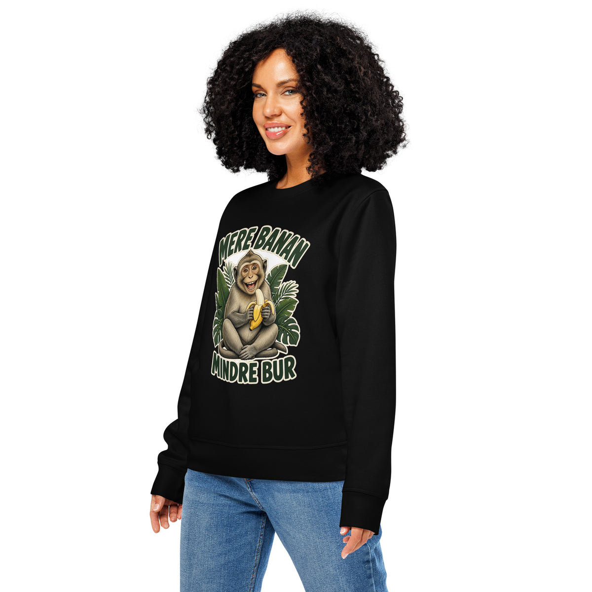 Sweatshirt med teksten Mere banan, mindre bur og en glad abe med en banan i farven sort, båret af en ung kvinde, set skråt