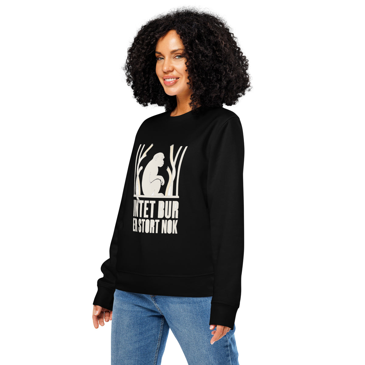 Sweatshirt med teksten Intet bur er stort nok og en abe bag tremmer i farven sort, båret af en ung kvinde, set skråt