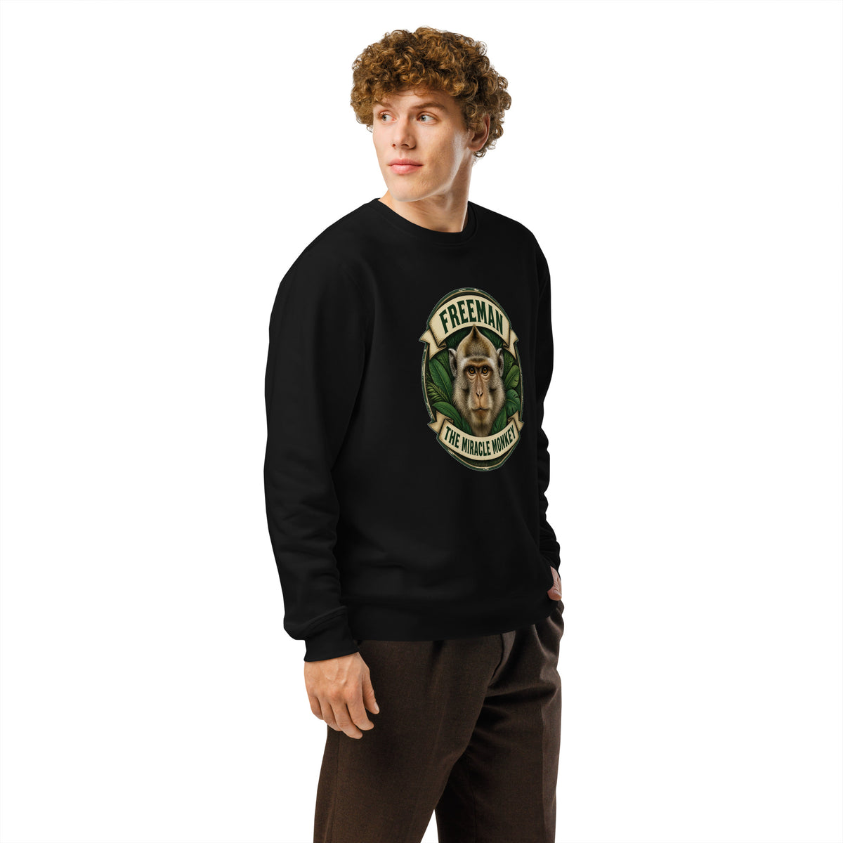 Sweatshirt med Freeman The Miracle Monkey badge med en abe i grønt i farven sort, båret af en ung mand, set skråt