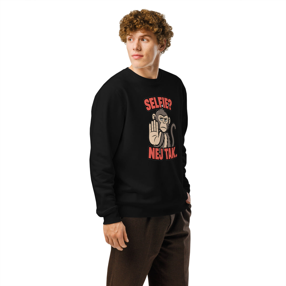 Sweatshirt med teksten Selfie? Nej tak og en abe der holder hånden op i farven sort, båret af en ung mand, set skråt