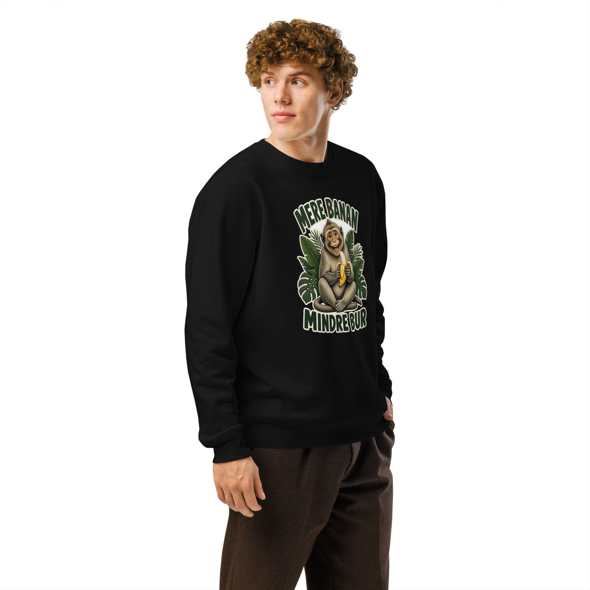 Sweatshirt med teksten Mere banan, mindre bur og en glad abe med en banan i farven sort, båret af en ung mand, set skråt