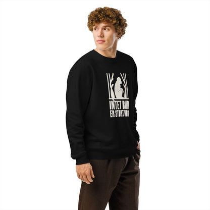 Sweatshirt med teksten Intet bur er stort nok og en abe bag tremmer i farven sort, båret af en ung mand, set skråt