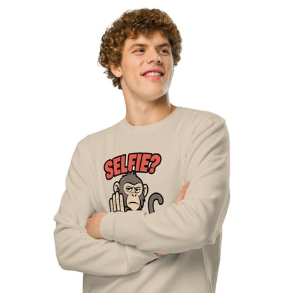 Sweatshirt med teksten Selfie? Nej tak og en abe der holder hånden op i farven sand, båret af en ung mand