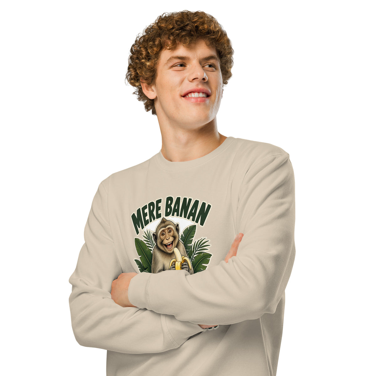 Sweatshirt med teksten Mere banan, mindre bur og en glad abe med en banan i farven sand, båret af en ung mand