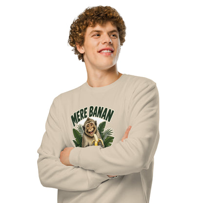 Sweatshirt med teksten Mere banan, mindre bur og en glad abe med en banan i farven sand, båret af en ung mand