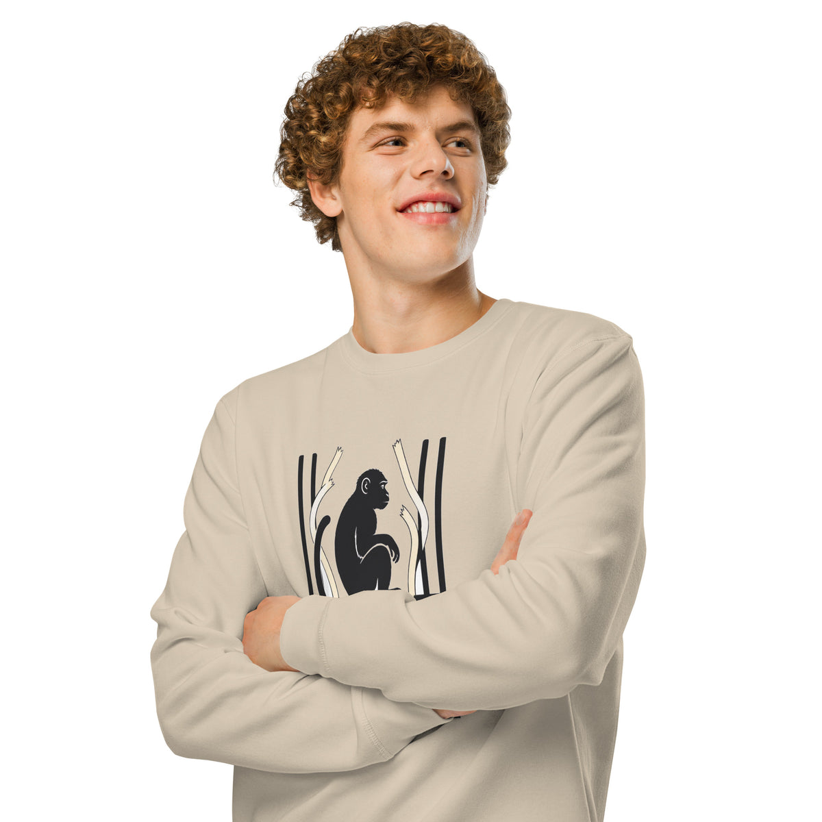 Sweatshirt med teksten Intet bur er stort nok og en abe bag tremmer i farven sand, båret af en ung mand