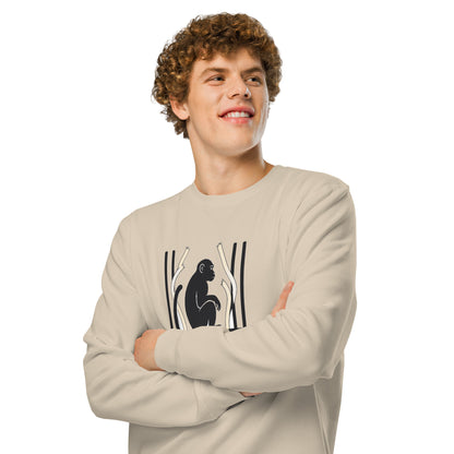 Sweatshirt med teksten Intet bur er stort nok og en abe bag tremmer i farven sand, båret af en ung mand
