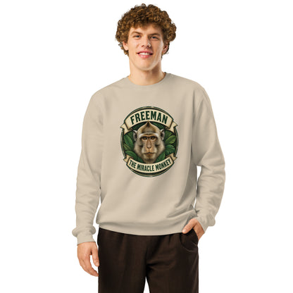 Sweatshirt med Freeman The Miracle Monkey badge med en abe i grønt i farven sand, båret af en ung mand