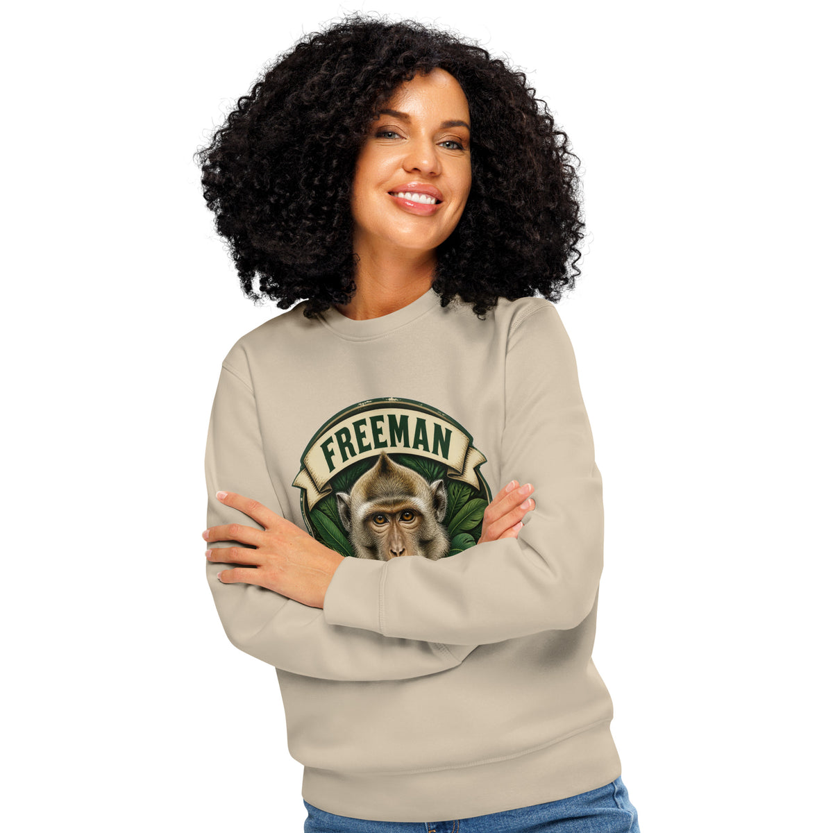 Sweatshirt med Freeman The Miracle Monkey badge med en abe i grønt i farven sand, båret af en ung kvinde