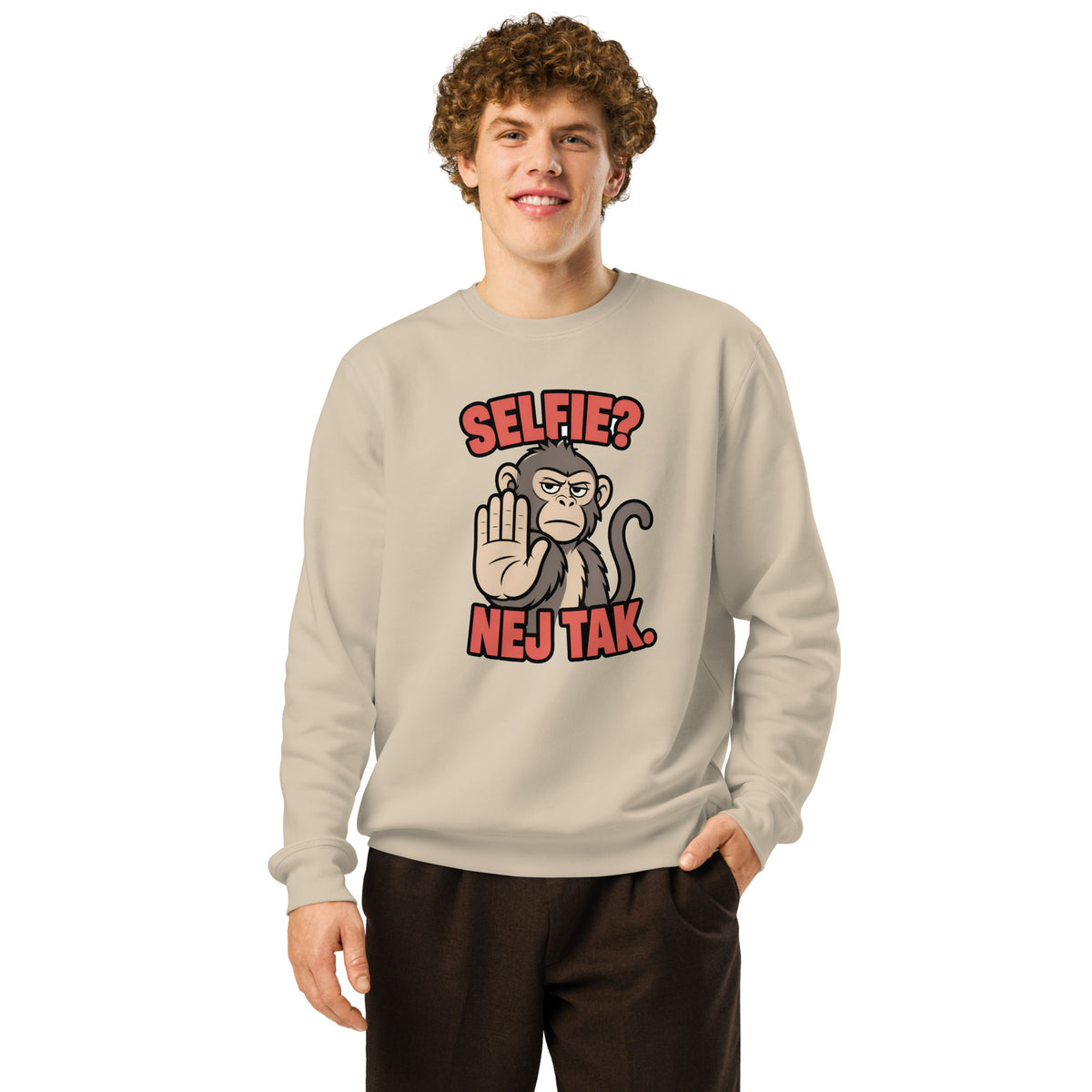Sweatshirt med teksten Selfie? Nej tak og en abe der holder hånden op i farven sand, båret af en ung mand