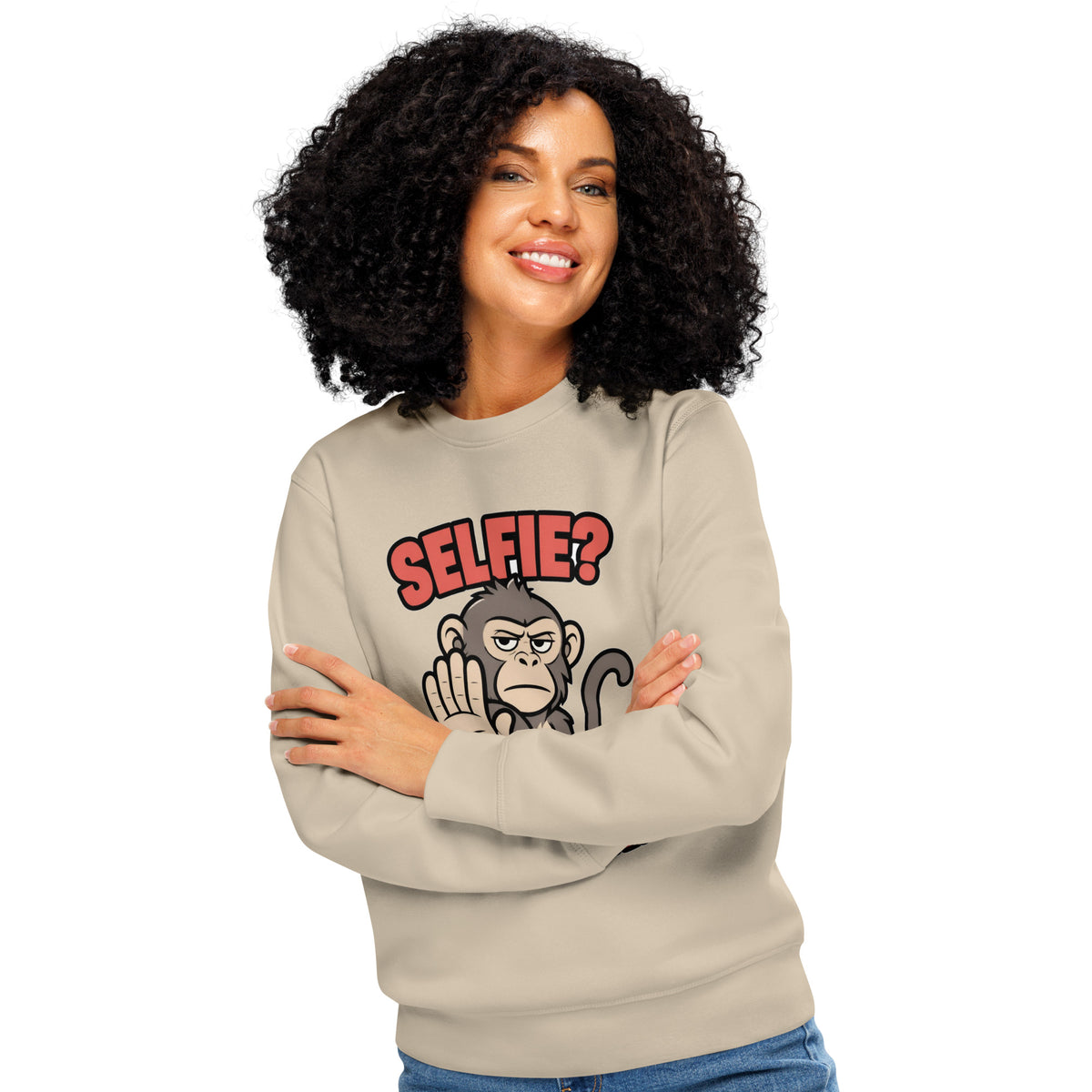 Sweatshirt med teksten Selfie? Nej tak og en abe der holder hånden op i farven sand, båret af en ung kvinde