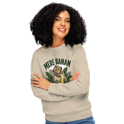 Sweatshirt med teksten Mere banan, mindre bur og en glad abe med en banan i farven sand, båret af en ung kvinde