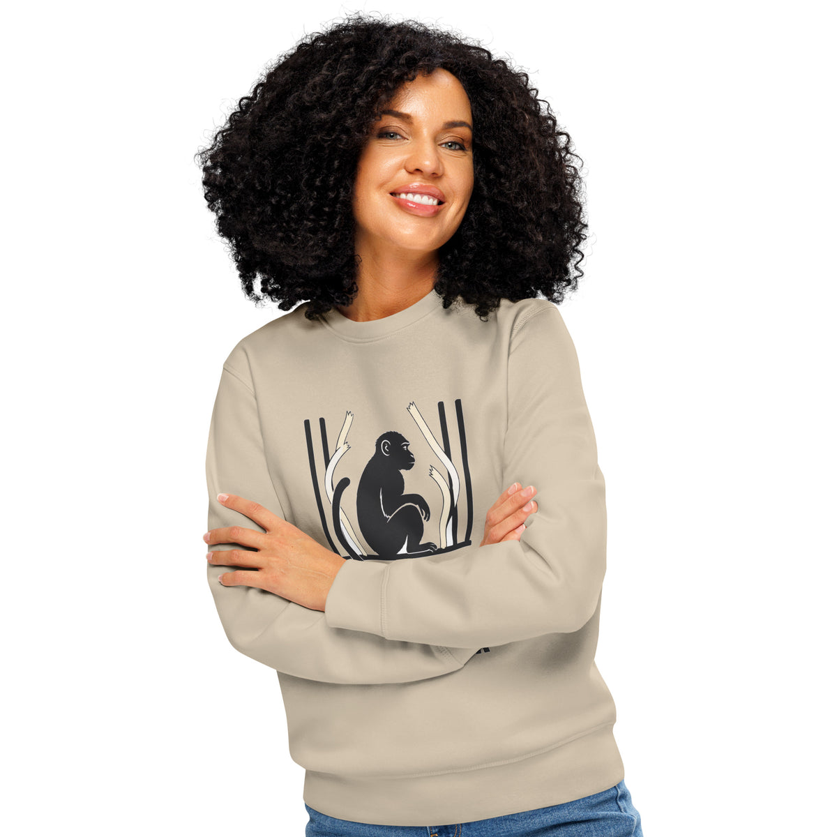 Sweatshirt med teksten Intet bur er stort nok og en abe bag tremmer i farven sand, båret af en ung kvinde