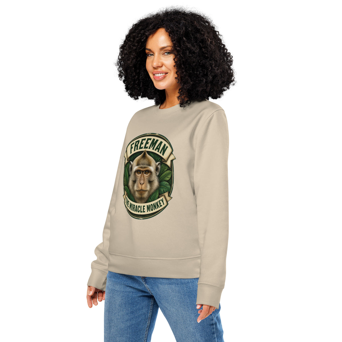 Sweatshirt med Freeman The Miracle Monkey badge med en abe i grønt i farven sand, båret af en ung kvinde, set skråt