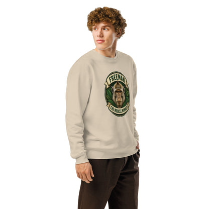Sweatshirt med Freeman The Miracle Monkey badge med en abe i grønt i farven sand, båret af en ung mand, set skråt