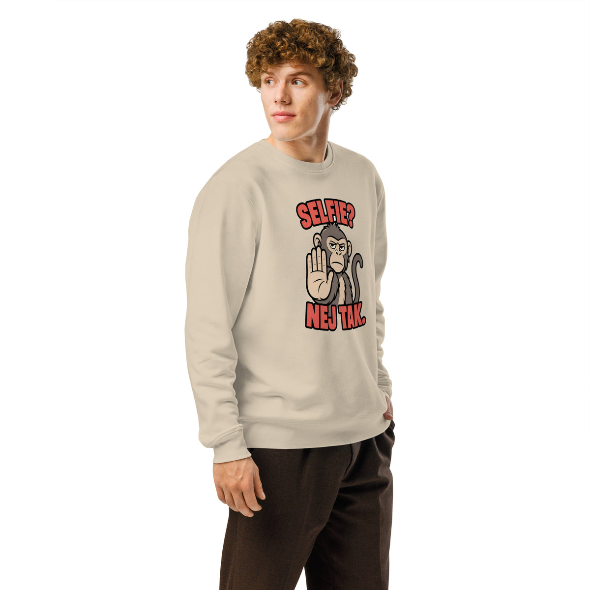Sweatshirt med teksten Selfie? Nej tak og en abe der holder hånden op i farven sand, båret af en ung mand, set skråt