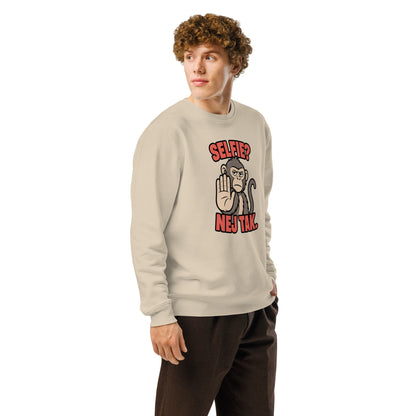 Sweatshirt med teksten Selfie? Nej tak og en abe der holder hånden op i farven sand, båret af en ung mand, set skråt