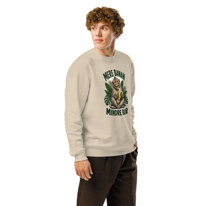 Sweatshirt med teksten Mere banan, mindre bur og en glad abe med en banan i farven sand, båret af en ung mand, set skråt