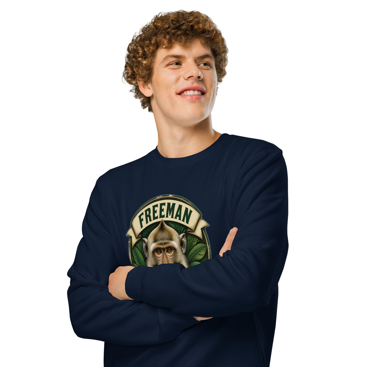 Sweatshirt med Freeman The Miracle Monkey badge med en abe i grønt i farven marineblå, båret af en ung mand
