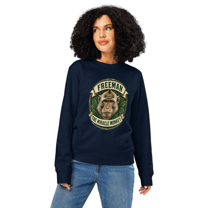 Sweatshirt med Freeman The Miracle Monkey badge med en abe i grønt i farven marineblå, båret af en ung kvinde