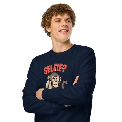 Sweatshirt med teksten Selfie? Nej tak og en abe der holder hånden op i farven marineblå, båret af en ung mand