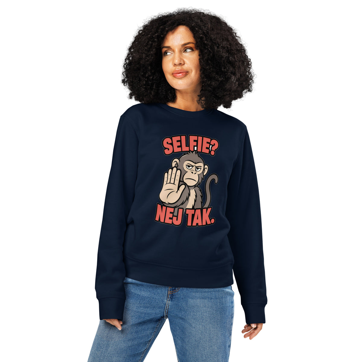 Sweatshirt med teksten Selfie? Nej tak og en abe der holder hånden op i farven marineblå, båret af en ung kvinde